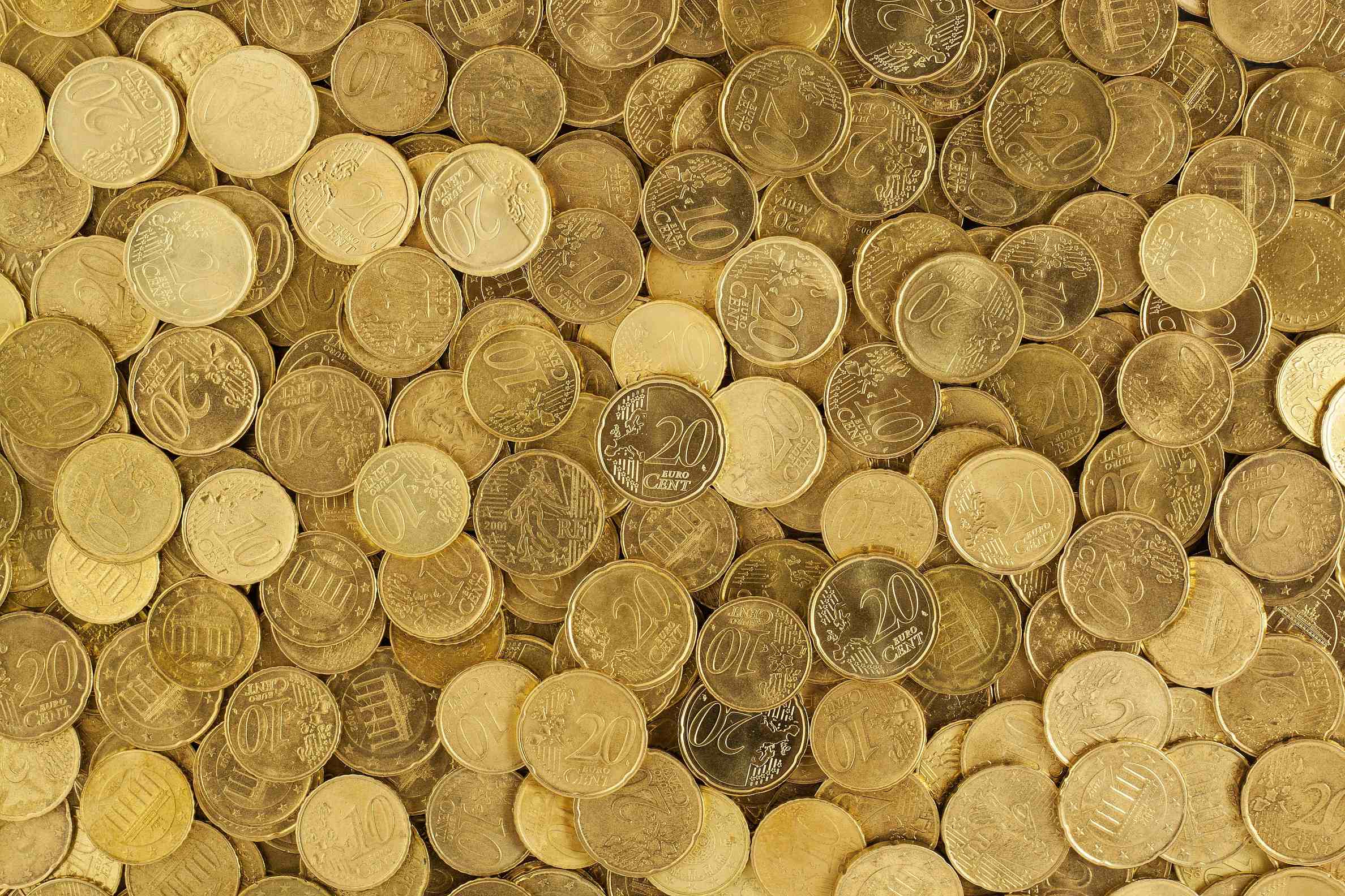 如何理解黄金市场的费用
形成机制？这种机制对投资有何影响？