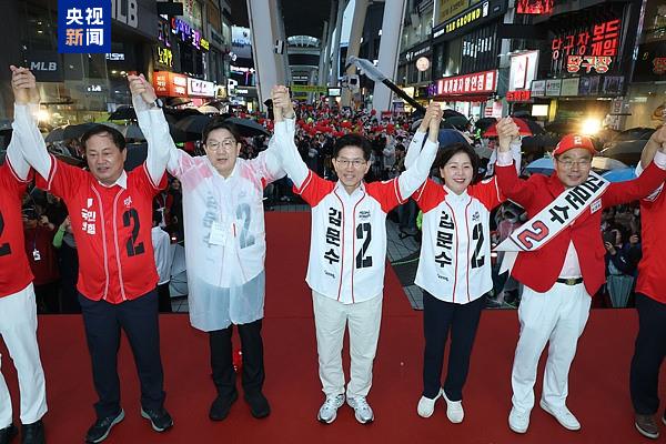 在野党总统候选人李在明来势汹汹 韩执政党能否“尹”退为进？