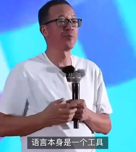 62岁俞敏洪骑行中途摔倒在地，双膝摔出血，本人报平安：皮外伤，不用担心