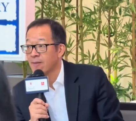 62岁俞敏洪骑行中途摔倒在地，双膝摔出血，本人报平安：皮外伤，不用担心