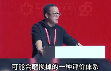 62岁俞敏洪骑行中途摔倒在地	，双膝摔出血，本人报平安：皮外伤，不用担心