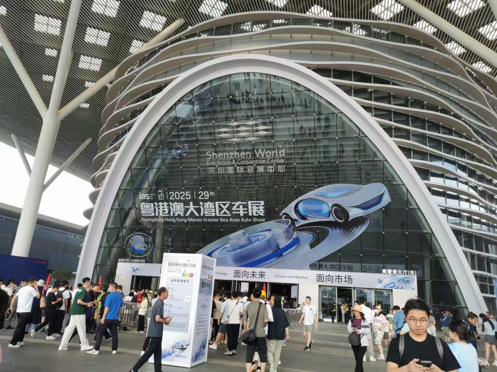 直击2025粤港澳大湾区车展：千余款车型亮相，自主豪车风头无两，车企大佬热议“费用
战”