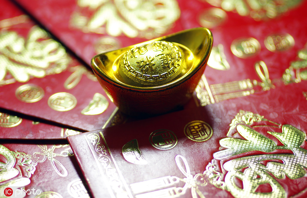 如何分析国内黄金涨势并制定相应的投资策略？这种投资策略如何适应市场变化？
