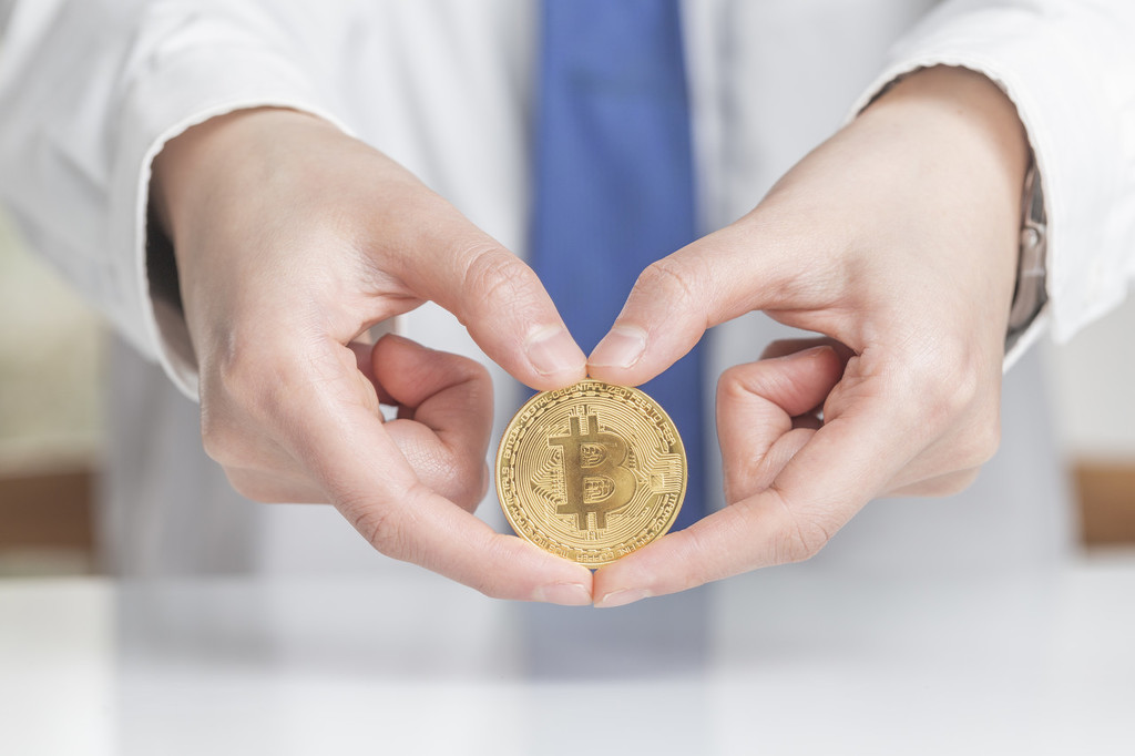 如何分析黄金的质量和纯度标准？这种标准如何影响消费者的选取
？